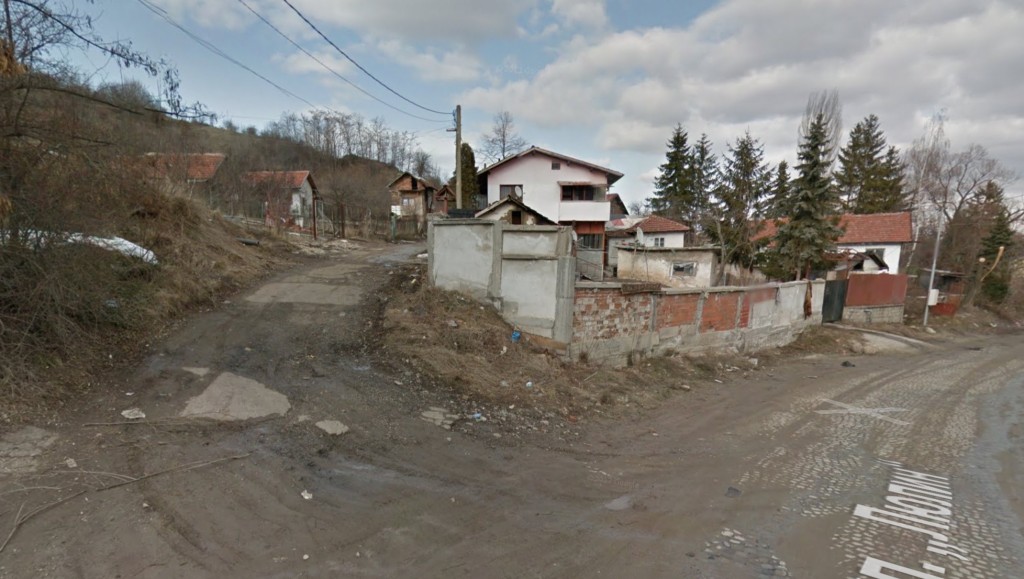 На тази улица живее бедният Валери Петров, собственик и управител на фирмата, която доставя олио и брашно за всички румънски бедни.