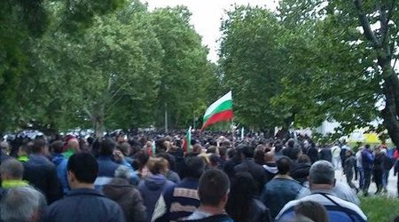Хиляди протестираха до ромската махала в Раднево, стигна се до сблъсъци с полицията