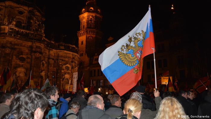 Руското знаме на демонстрация на Пегида