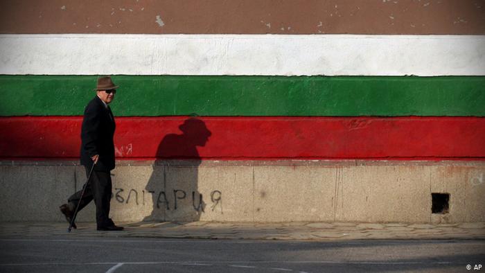 Symbolbild Wahl Bulgarien Mann (AP)