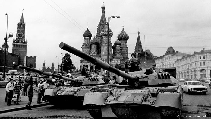 Panzer auf Rotem Platz (picture-alliance/dpa)
