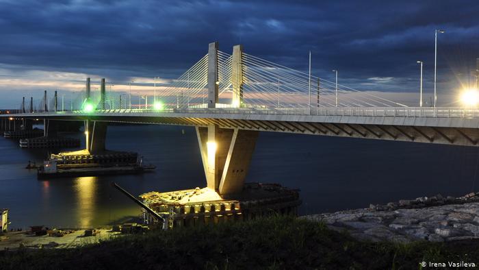 Мостът нощем