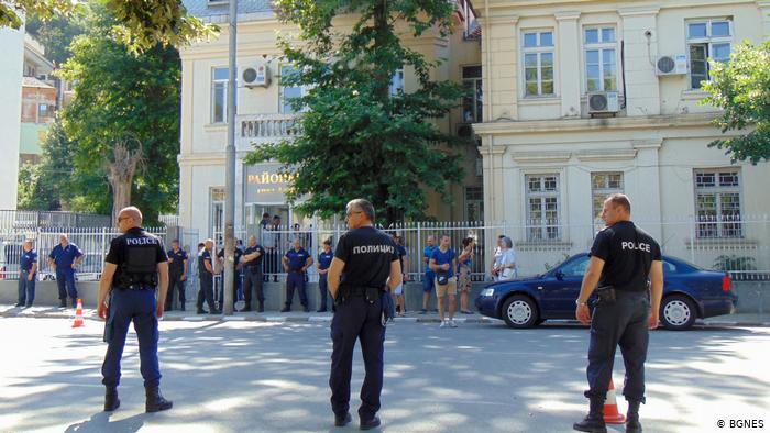 Bulgarien Assenovgrad - Polizisten vor dem Gerichtssaal (BGNES)
