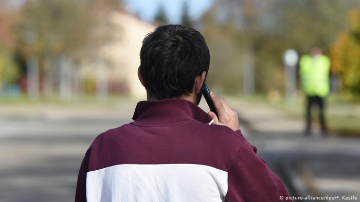 Erstaufnahmestelle Meßstetten Flüchtling Handy (picture-alliance/dpa/F. Kästle)