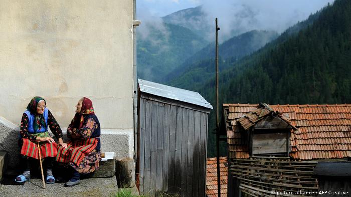 Bulgarien Frau alt Gespräch Dorf Kutela Rhodope Gebirge (picture-alliance / AFP Creative)