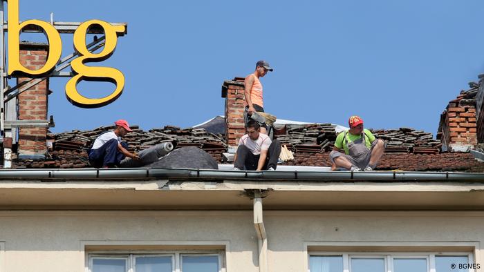 Bulgarien Arbeiter auf einem Dach in Sofia (BGNES)