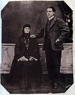  Майката на Левски – Гина Кунчева, с Начо Андреев Начев – най-големият ѝ внук, 1876 г.