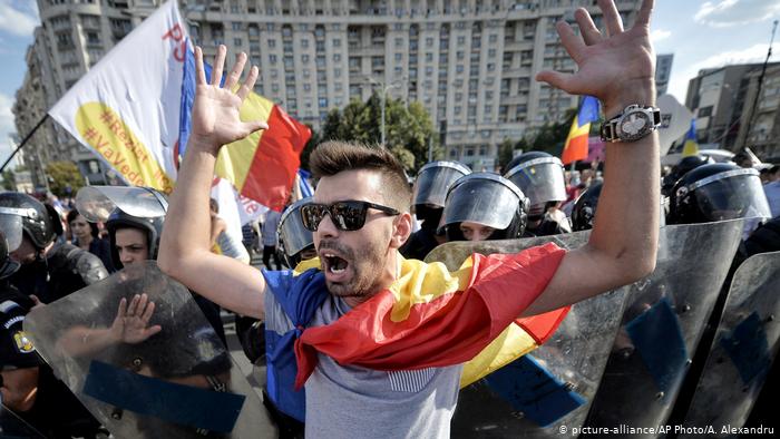 Rumänien Bukarest Proteste gegen die Regierung (picture-alliance/AP Photo/A. Alexandru)