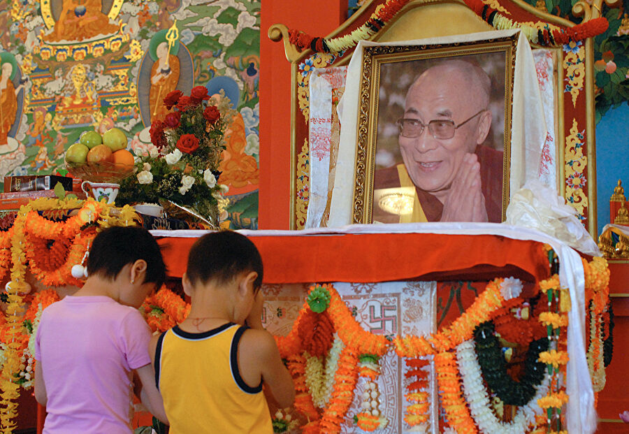 Дети молятся у портрета Его Святейшества Далай-ламы XIV во время молебна-поздравления в Центральном калмыцком хуруле Золотая обитель Будды Шакьямуни
