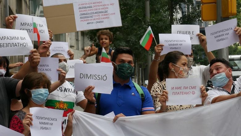 Снимката на протест пред консулството на България в Барселона на 16 юли е предоставена на 