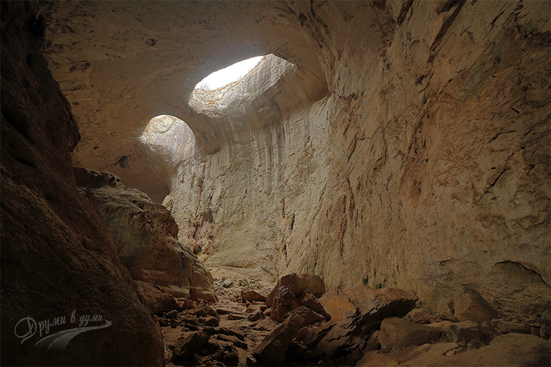 Пещера Проходна, Очите на Бога