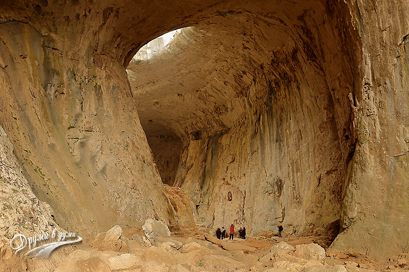 Пещера Проходна и част от скалните образувания