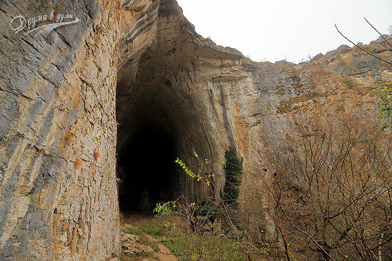 Пещера Проходна: на входа / изхода