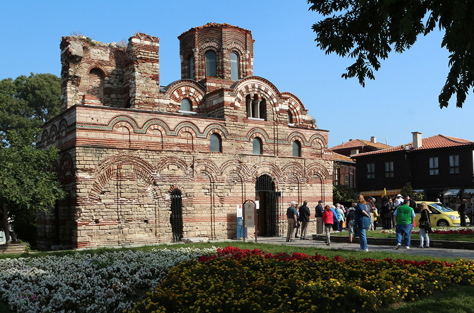 Sultan Suleiman’s Turkish bath in Bulgaria with exquisite flower gardens and curious tourists.