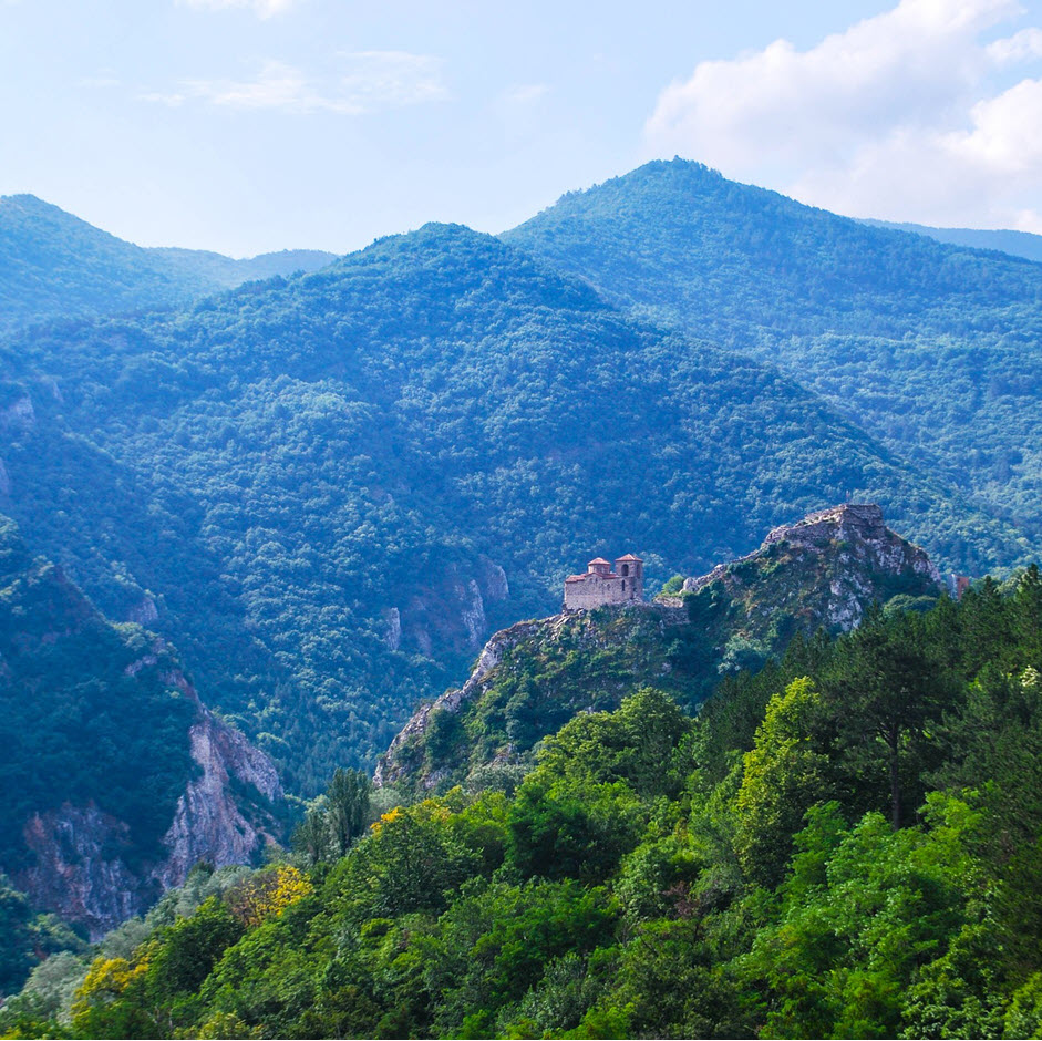 Glorious views of Asen’s Fortress in a dramatic green mountainous landscape.